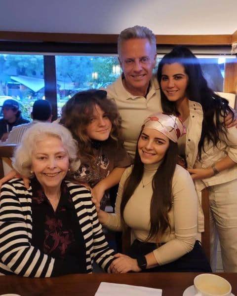 En febrero pasado, Alexis Ayala compartió una fotografía en su cuenta de Instagram en la que aparece al lado de su mamá, sus hijas, Roberta y Stephanie, y de su novia Cinthia. 
<br>