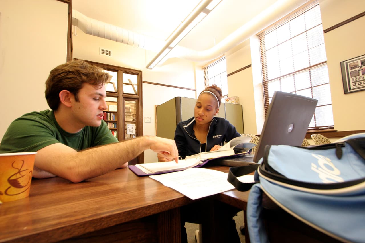 <b>Berea College</b>: Todos los estudiantes admitidos a esta universidad en Kentucky 
<a href="https://www.berea.edu/admissions/tuition-promise/">reciben becas de cuatro años</a> de un costo de 155 mil dólares. Es muy selectiva. También cubren costos de hospedaje y alimentación a estudiantes que lo necesiten.