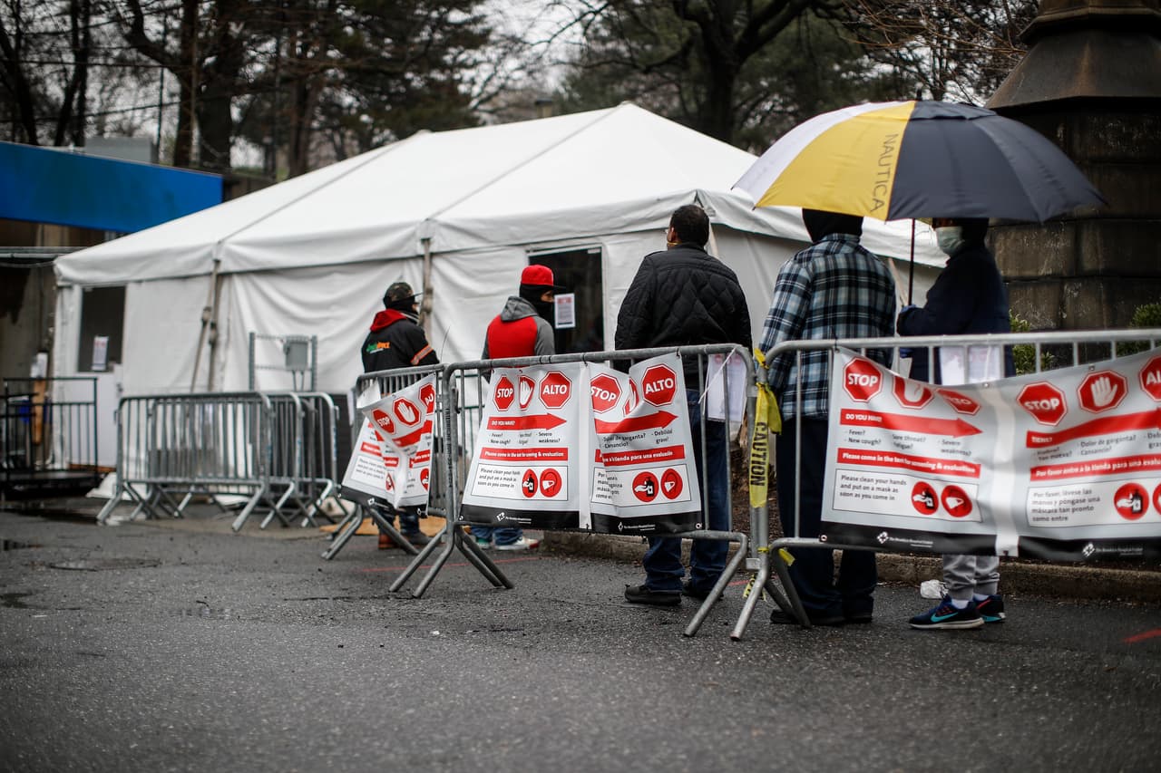 Decenas de neoyorquinos se acercan con síntomas del coronavirus al Centro Hospitalario de Brooklyn donde se opera una carpa a las afueras del hospital.