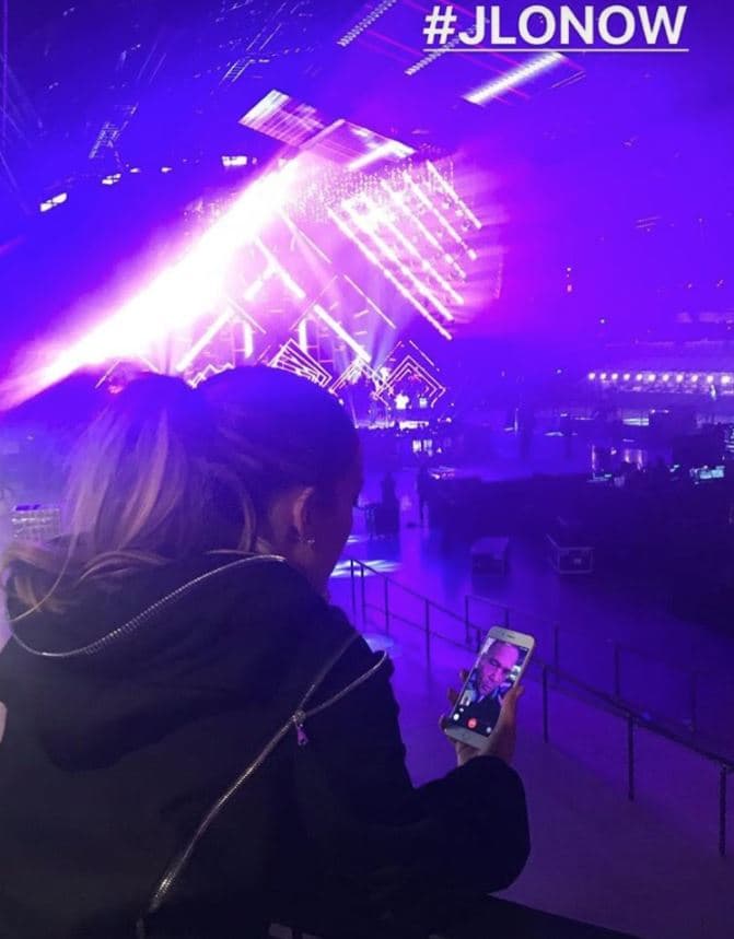 La estrella de pop no perdió detalle de los preparativos de su gran noche; en su sound-check verificó que todo estuviera como a ella le gusta, incluyendo las luces. Lo hace personalmente para cada presentación.