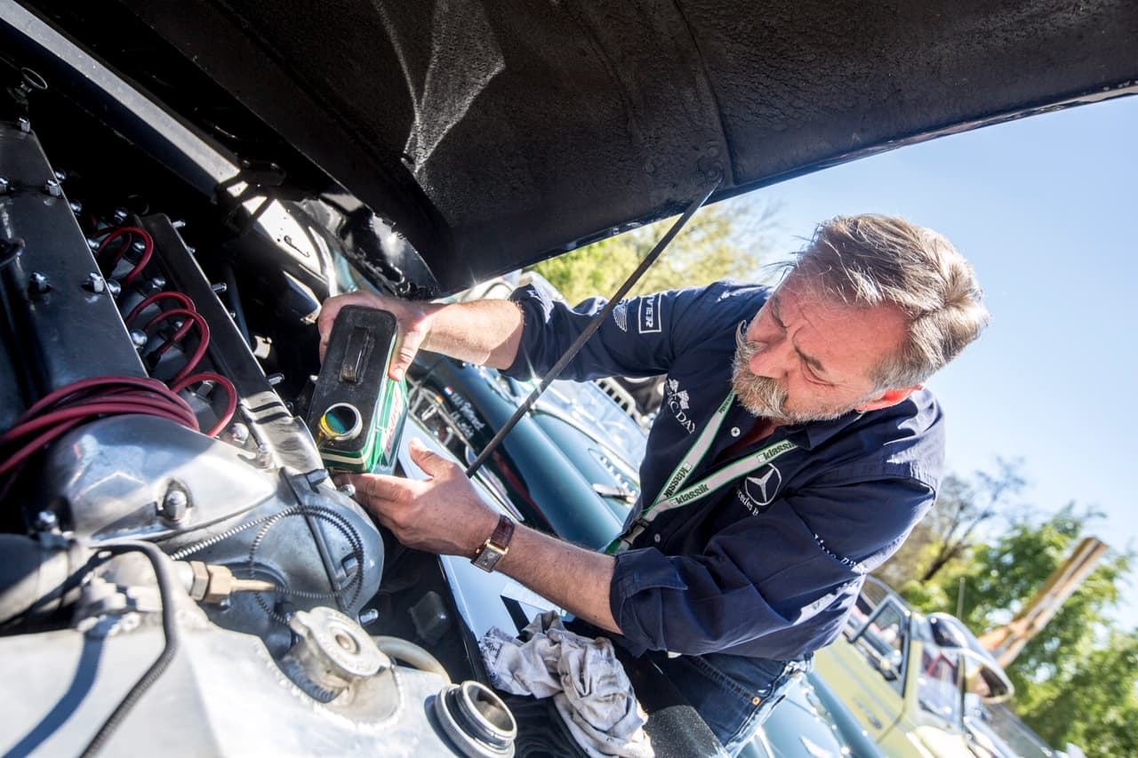 <b>Cambia el <a href="https://webapp.univision.com/noticias/consejos-autos/como-revisar-el-aceite-en-el-motor-de-tu-carro-fotos#dd6feccf0000" target="_blank">aceite de tu vehículo</a> en los intervalos recomendados por el fabricante y revisa su nivel con frecuencia</b>. Asegúrate de usar un aceite de la viscosidad y características recomendadas para tu automóvil, tu estilo de manejo y condiciones ambientales. Nada protege más la vida y el funcionamiento del motor como su lubricación interna, y nada lo destruirá tan rápido como descuidarla.