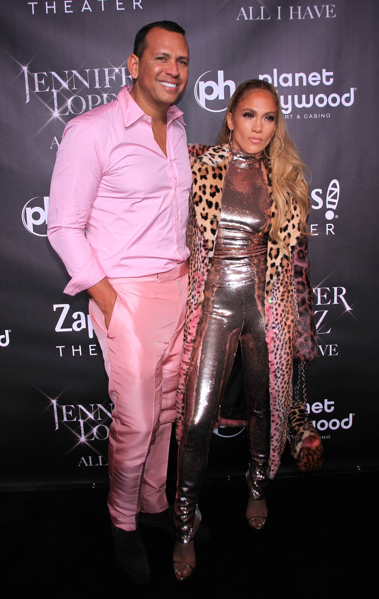 El año pasado,
<b><a href="https://www.univision.com/entretenimiento/jennifer-lopez-sufrio-vergonzoso-accidente-sobre-el-escenario-se-rompio-un-diente-fotos"> </a>Jennifer López cerró su residencia en Las Vegas </b>y fue A-Rod quien estuvo a su lado.