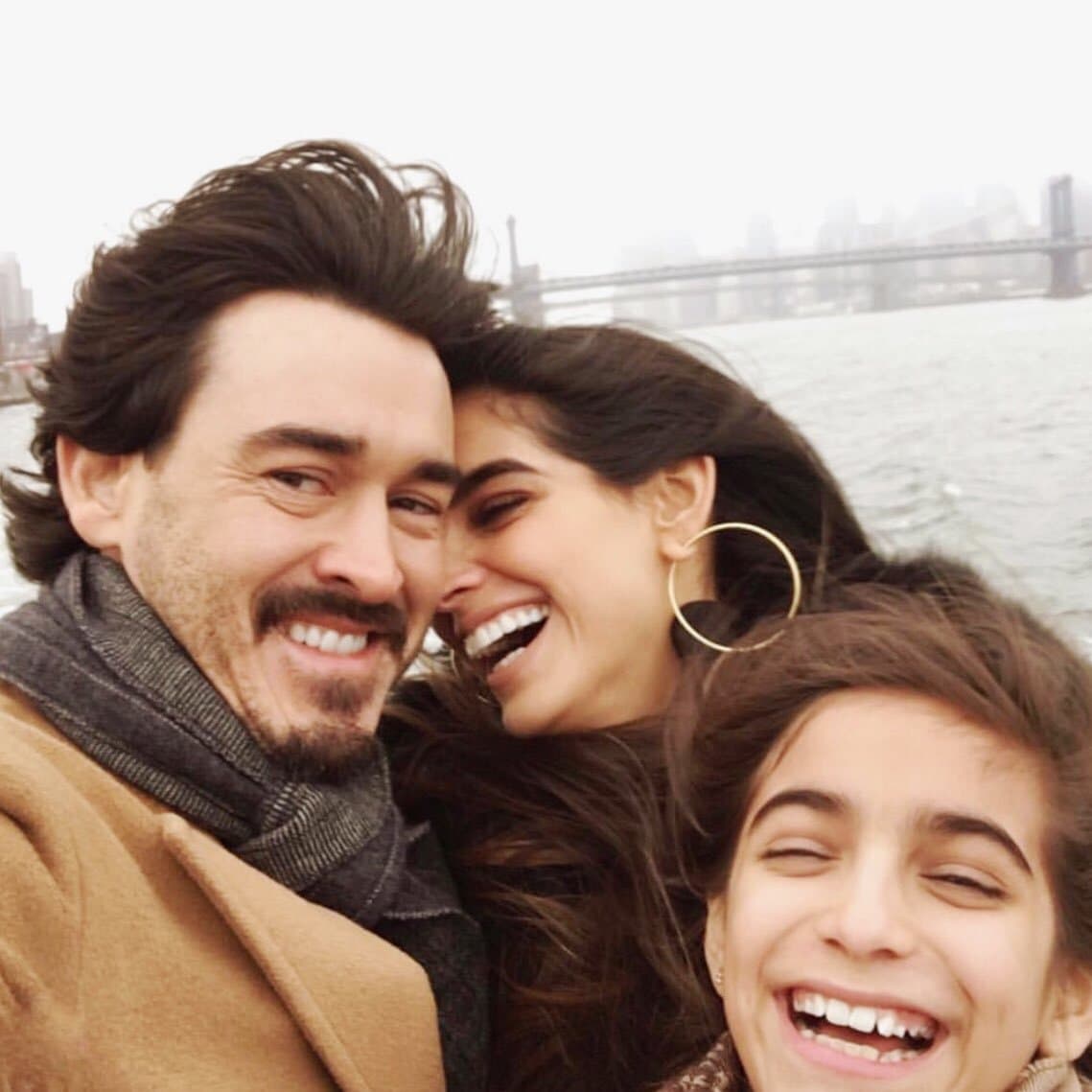 Según el programa 'Ventaneando', 
<b>Fernando</b> le entregó el anillo de compromiso a 
<b><a href="http://www.univision.com/temas/barbara-de-regil">Bárbara</a></b> en Chicago, mientras la hija de la actriz era espectadora del hermoso momento por el que pasaba su madre.