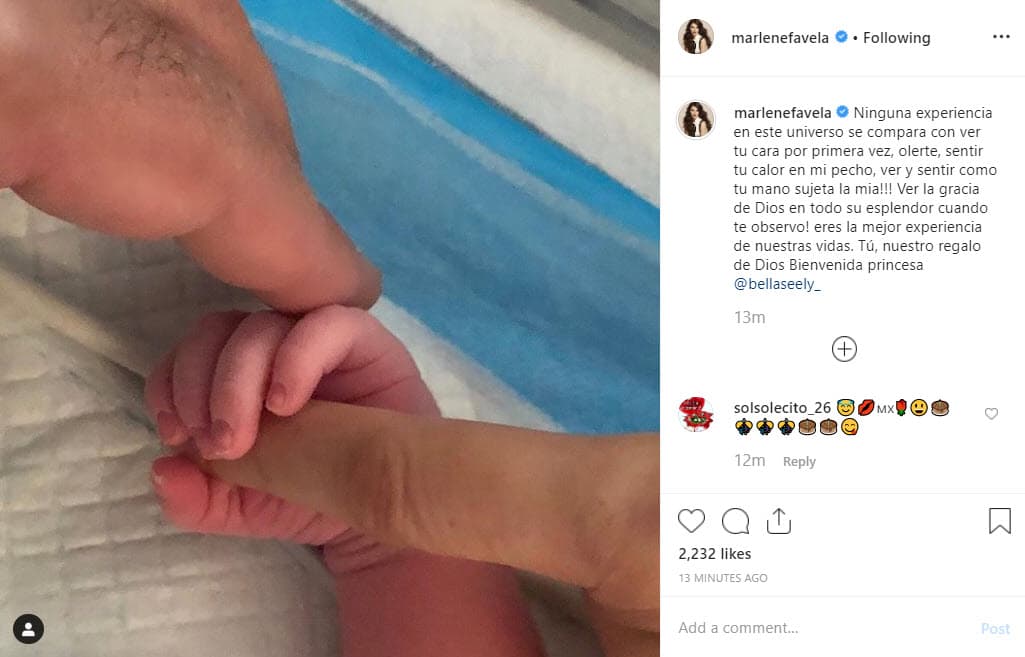Fue el pasado 12 de octubre cuando, a través de redes sociales,
<b><a href="https://www.univision.com/famosos/marlene-favela-da-luz-a-su-primera-hija-fotos" target="_blank">Marlene Favela anunció el nacimiento de su primera hija</a> </b>con una fotografía donde muestra la pequeña mano de Bella.