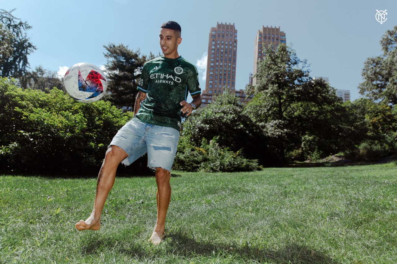 Un grupo de jugadores de New York City FC -entre ellos, el volante uruguayo Santiago Rodríguez- ya pudieron lucir la flamante playera en distintos lugares del Central Park.