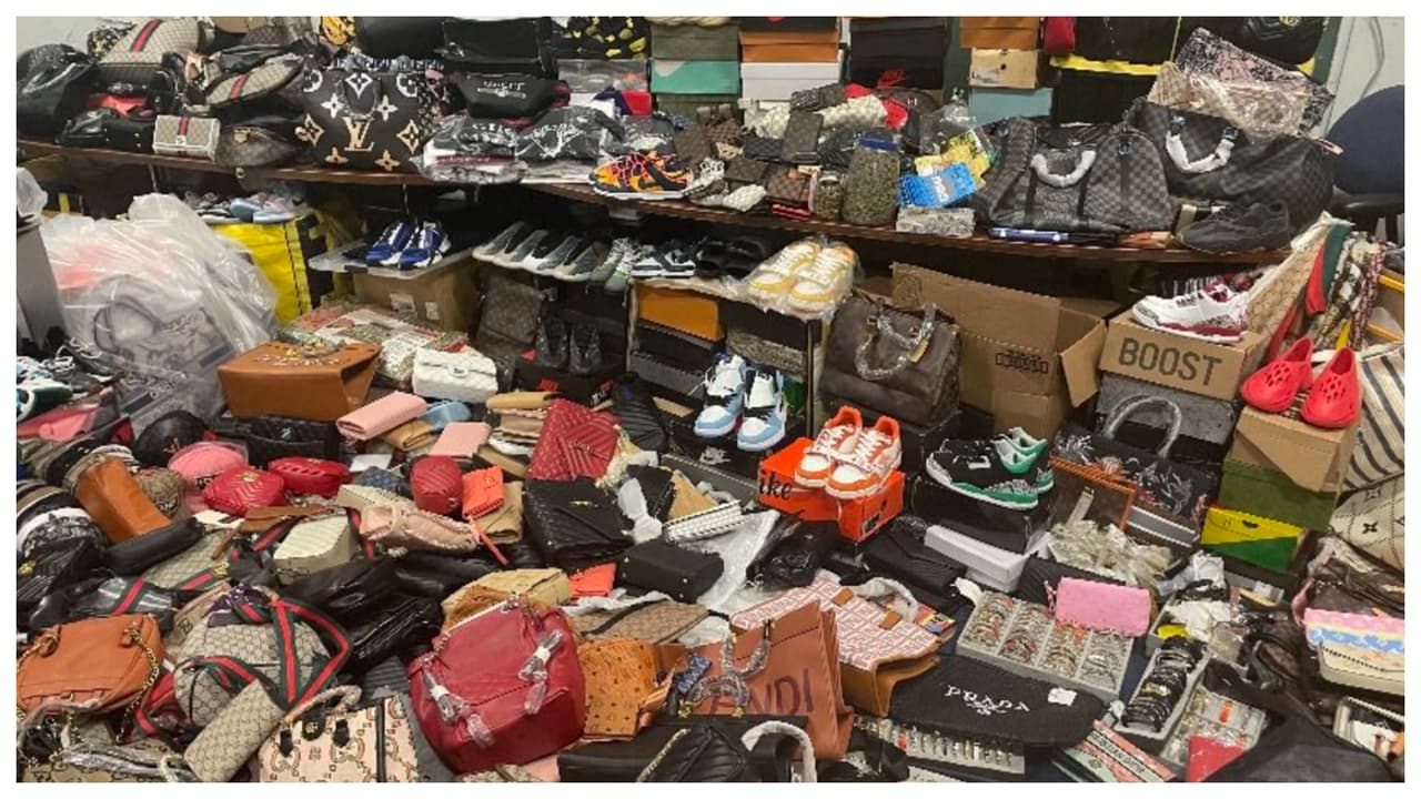 NYPD informó que, cada uno de esos agentes,
<b>ha sido entrenado por las casas de diseñadores, para que reconozcan sus productos.</b>