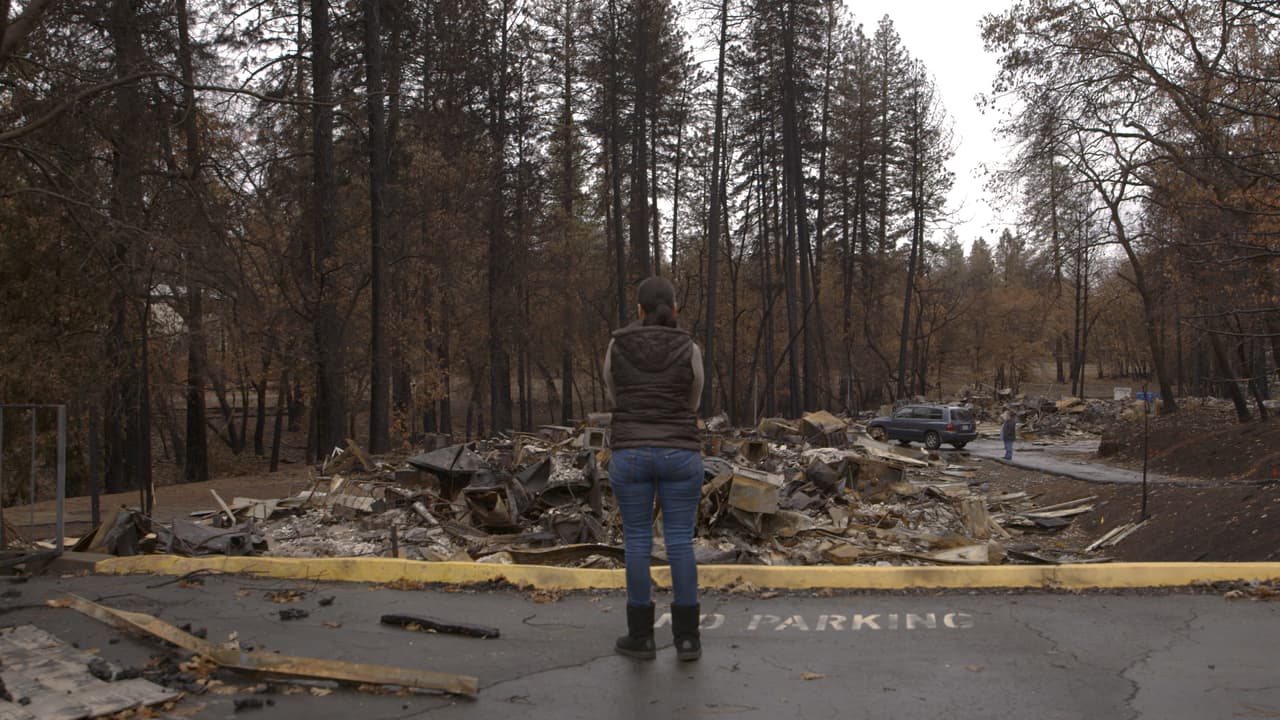 Por semanas, esta mujer había querido regresar a ver cómo había quedado su casa consumida por el fuego que dejó 85 personas muertas y miles de damnificados. Aunque solo quedaron escombros, toda la familia de Pérez logró sobrevivir a la tragedia.