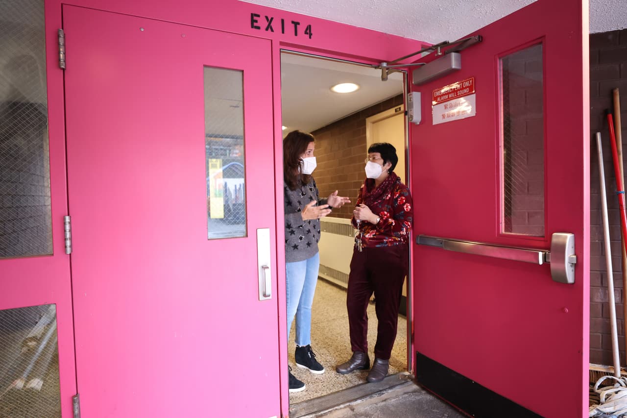 Tanto profesores como alumnos portan mascarillas dentro de los salones de clases.