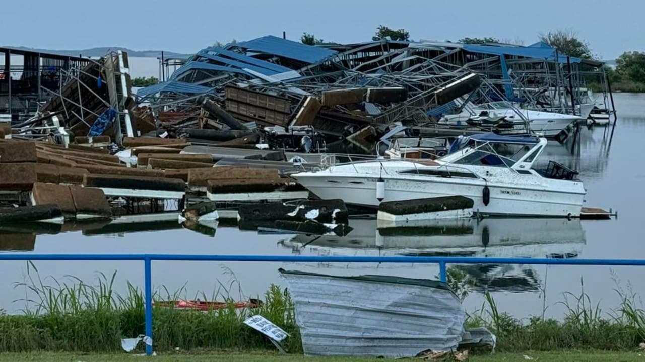 Fotografías en tierra y aéreas tomadas en 1399 Marina Cir, en la localidad de Sanger, 
<b>muestran <a href="https://www.univision.com/local/dallas-kuvn/tragedia-norte-texas-tormentas-mortales-causan-victimas-devastacion-fotos?77777" target="_blank">el alcance de los daños ocasionados</a>, con embarcaciones volcadas, muelles destrozados y estructuras reducidas a escombros</b>.