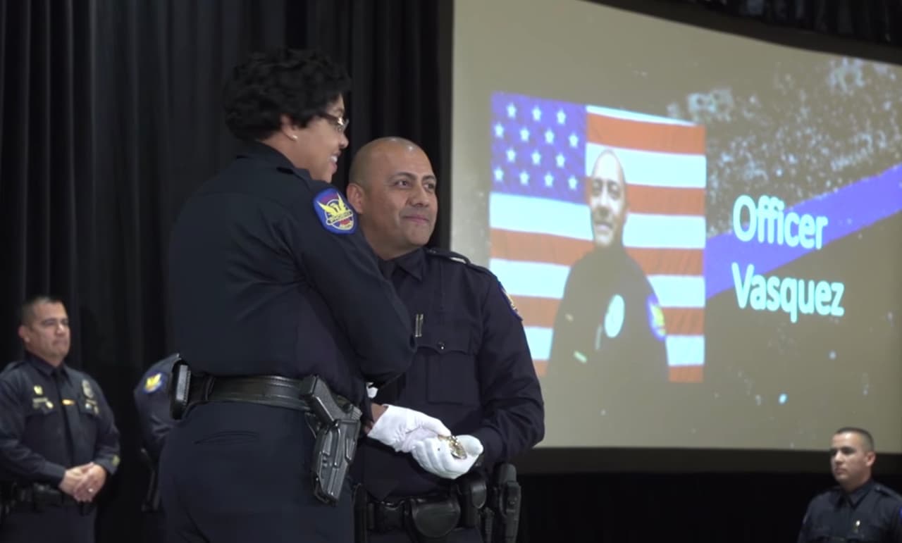 Hombre de Phoenix cumple su sueño de convertirse en oficial de policía