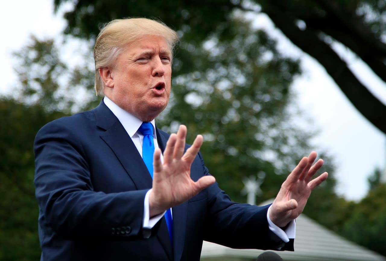 Donald Trump declarando a la prensa.