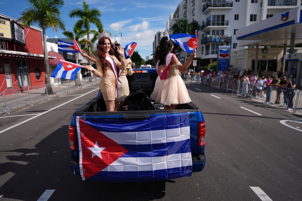 Color, alegría y el recuerdo de las raíces hispanas presentes en el Desfile de los Reyes Magos en Miami