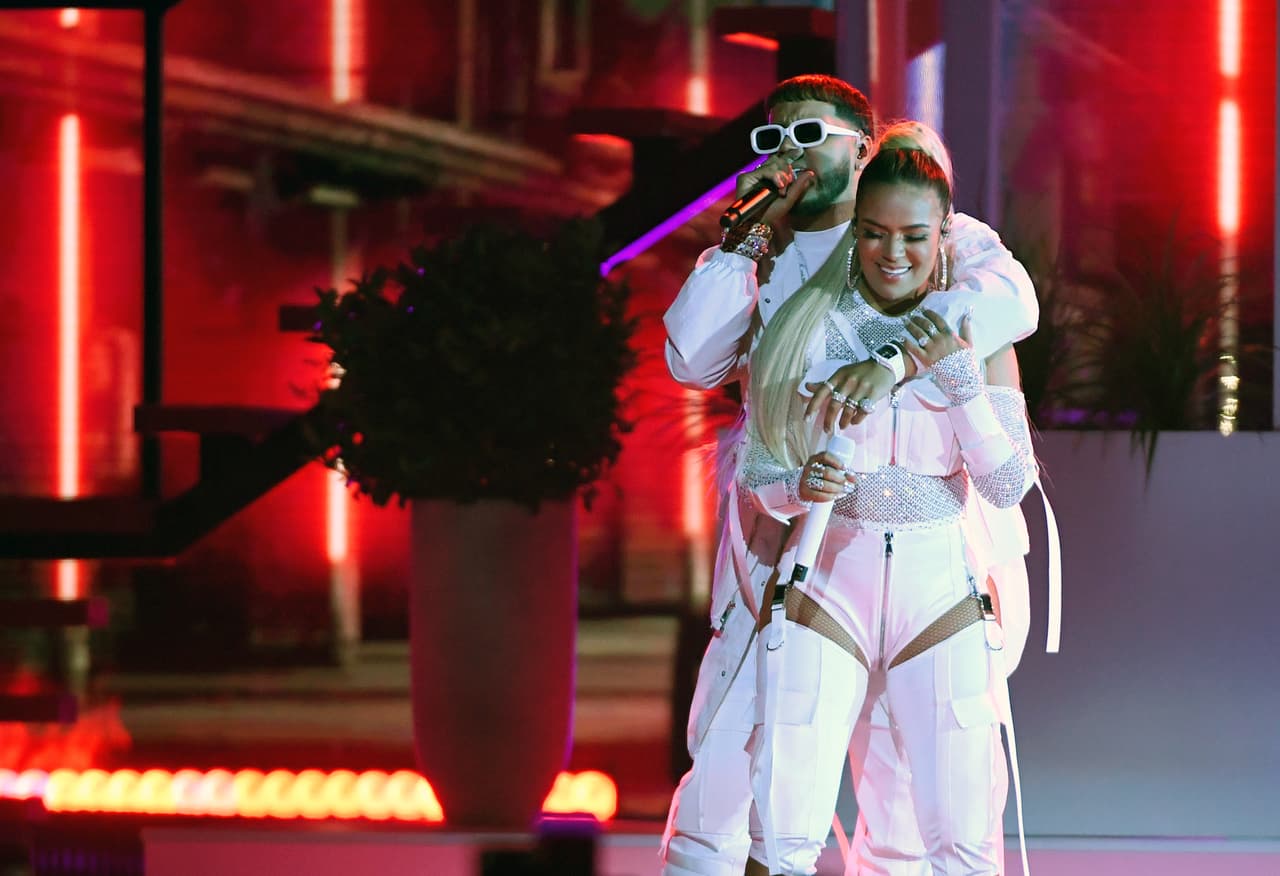 En lo que la policía hace su parte, ambos artistas reponen fuerzas.