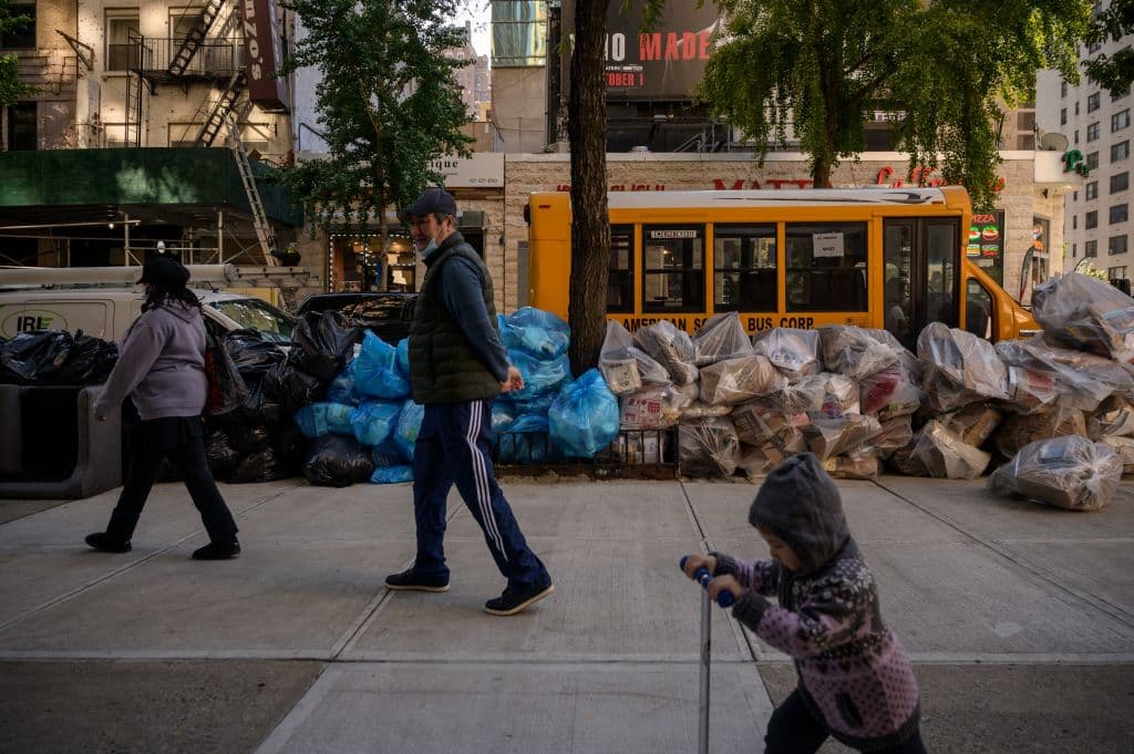 Solo en basura residencial, el Departamento de Saneamiento de la Ciudad de Nueva York recoge aproximadamente 
<b>12,000 toneladas de basura cada día.</b>
<br>