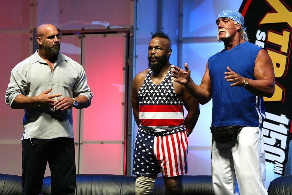 <b>Más allá del cuadrilátero. </b>Su fama trascendió la lucha libre. Participó en comerciales, programas de televisión y películas, como
<i>Rocky III </i>junto a Sylvester Stallone. También protagonizó su propio reality show, “Hogan Knows Best”, que permitió a sus seguidores conocer su vida familiar y su lado más humano. En la imagen aparece en compañía del luchador Bill Golderg y el actor Mr. T.