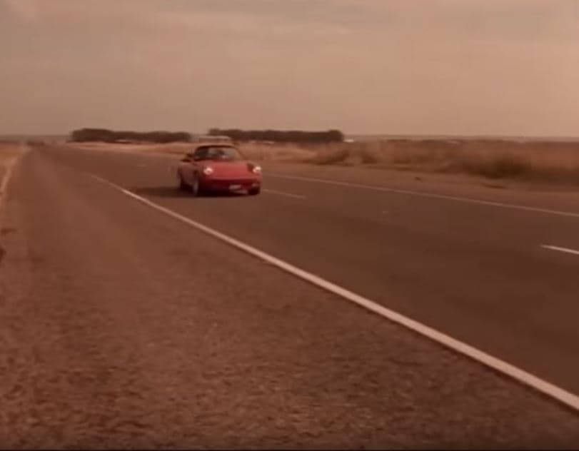 El auto es una de las referencias de la película ‘Selena’. En la escena, una de las más emblemáticas de la cinta, aparecen los personajes de
<b> Selena Quintanilla y Chris Pérez</b> a bordo del coche. Ese momento es cuando ambos acaban de contraer matrimonio a escondidas de los padres de ella.