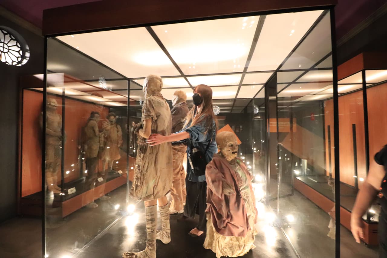 Las vitrinas se fueron llenando poco a poco de estas momias vivientes.