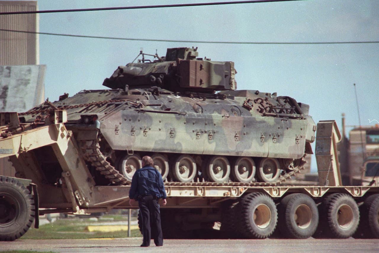 La redada buscaba confiscar armas pues agentes tenían información de que el grupo estaba almacenando granadas y equipo considerado ilegal. Se planeaba arrestar al líder davidiano, David Koresh. Al día siguiente del intento, el FBI tomó el liderazgo en el asedio.