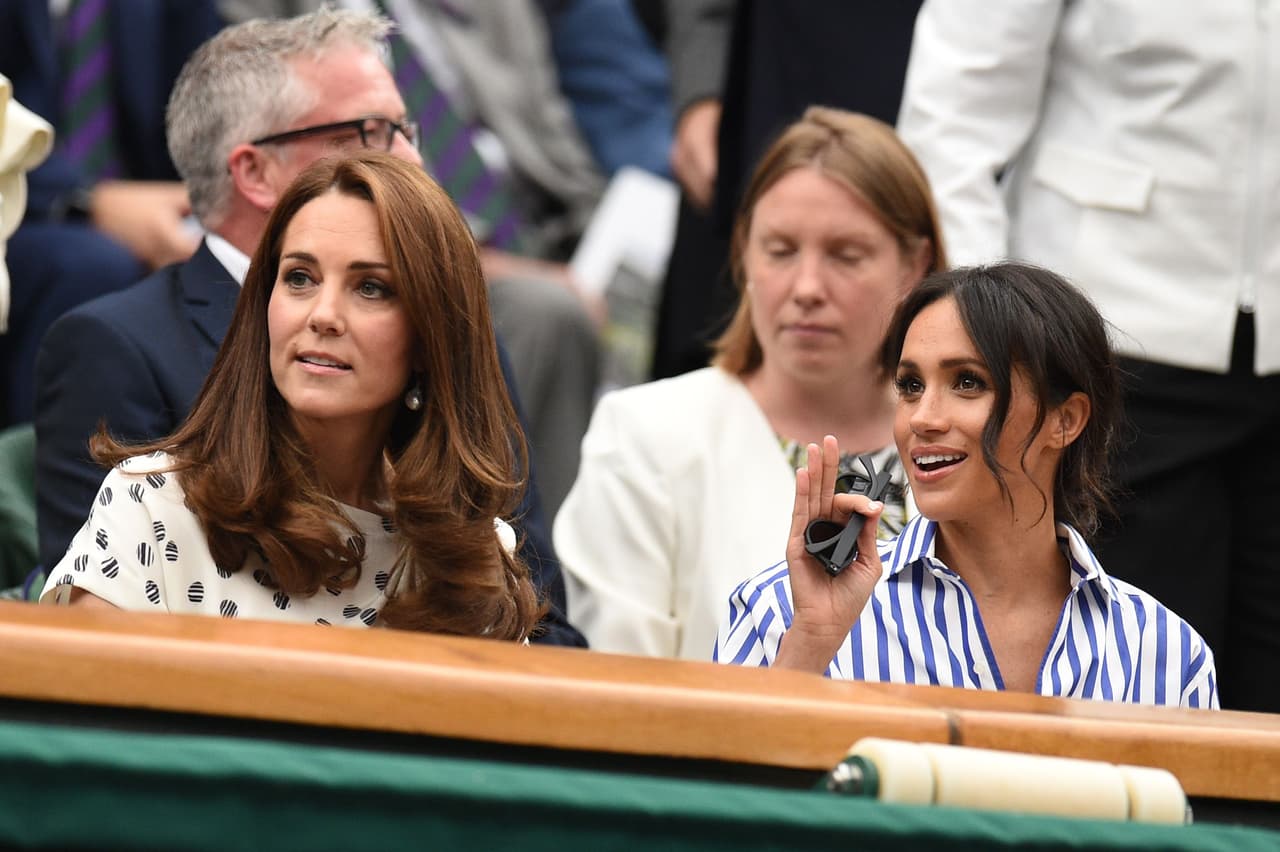 Usó unas gafas de sol
<a href="https://www.net-a-porter.com/us/en/product/379616?cm_mmc=LinkshareUS-_-QFGLnEolOWg-_-Custom-_-LinkBuilder&siteID=QFGLnEolOWg-Krfam.aiQrmdMUSqtdHIzw&rewardStyle=rewardStyle"><u>marca Illesteva</u></a> de lentes redondos ($180) que durante un buen rato, las llevó en la mano.