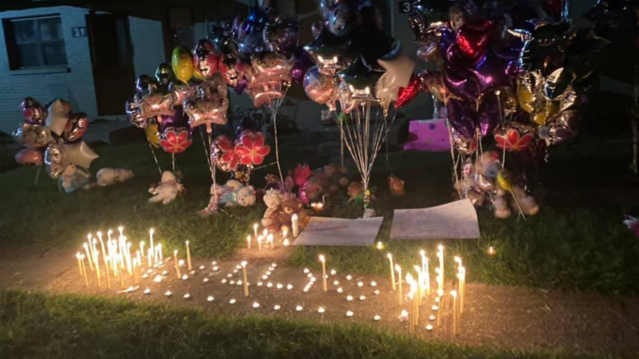 Afuera de la vivienda de la pequeña levantaron un altar con globos, flores y velas