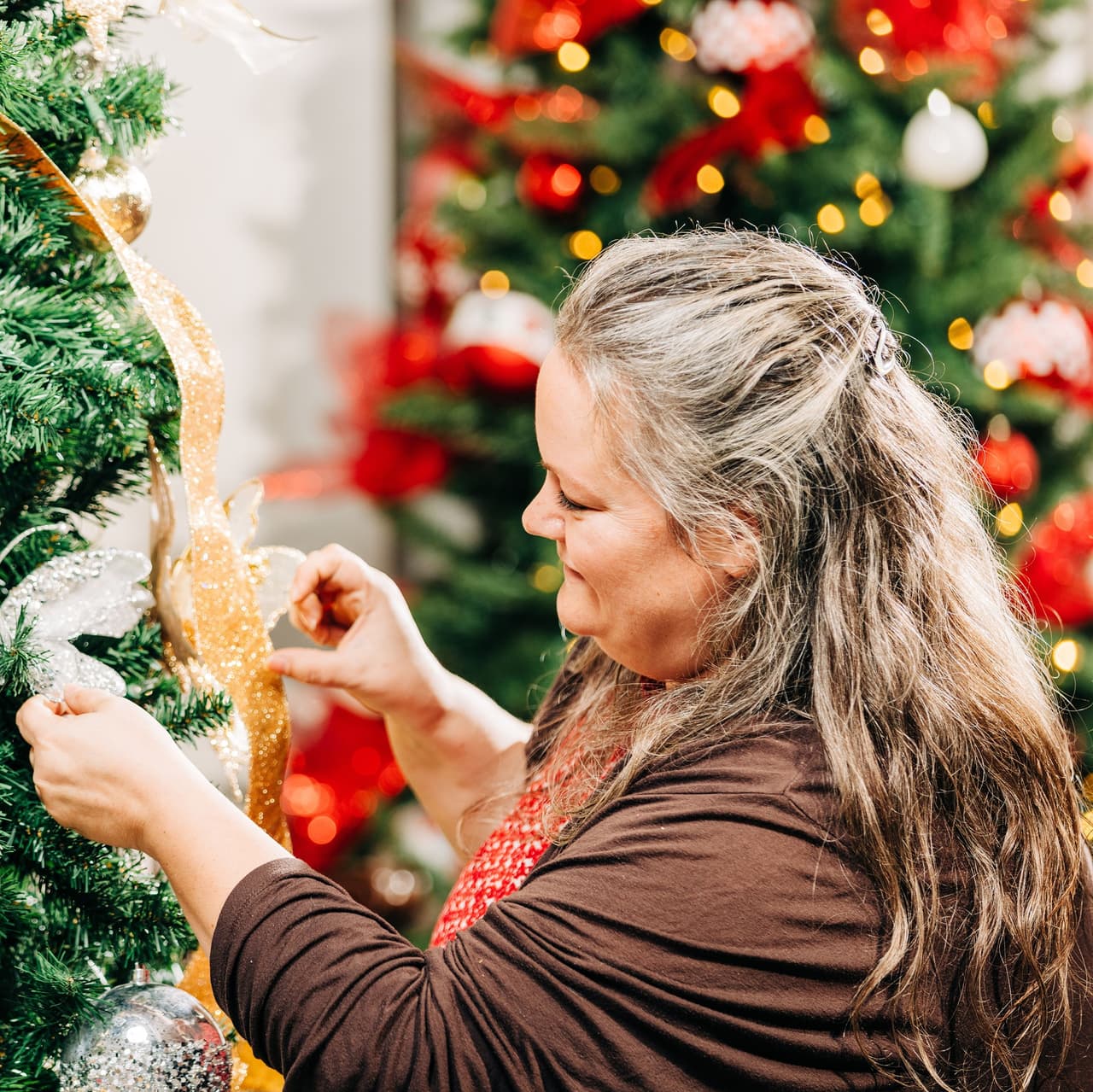 <b>Evento</b>: 2023 Georgia Festival of Trees
<br>
<b>Fechas</b>: 18 al 22 de noviembre
<br>
<b>Lugar</b>: Georgia World Congress Center. 285 Andrew Young International Blvd. NW. Atlanta, GA
<br>
<b>Sitio web</b>: 
<a href="https://gafestivaloftrees.org/">https://gafestivaloftrees.org/</a>
<br>
<br>El festival presenta un bosque de árboles de Navidad completamente decorados disponibles para subasta, música en vivo y entretenimiento, tiendas de regalos boutique, decoración de galletas de azúcar, competencia de pan de jengibre navideño, desafío de ladrillos navideños y más.