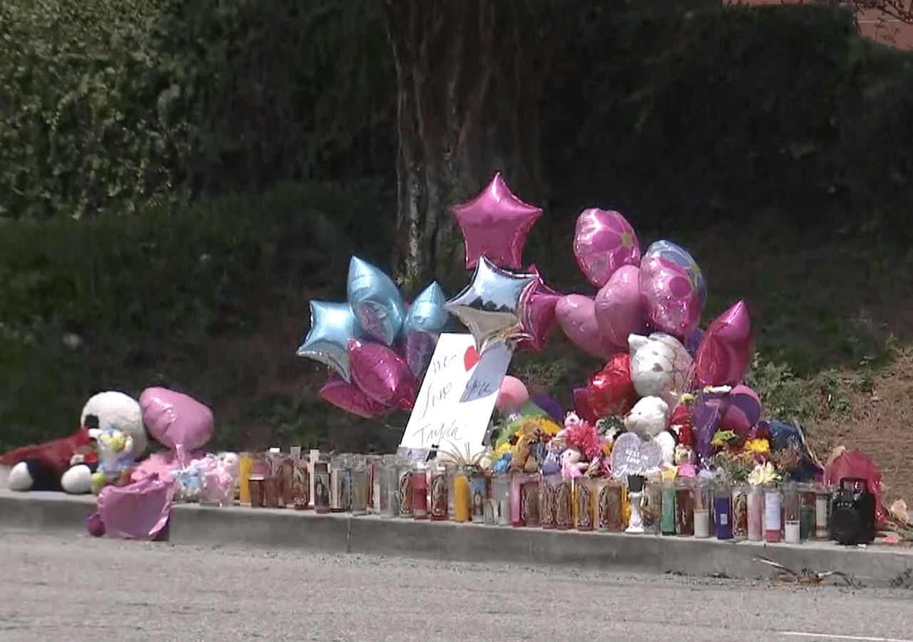 Buenos samaritanos ayudaron a sacar a los dos niños y al padre del auto, mientras llegaban los equipos de primeros auxilios.