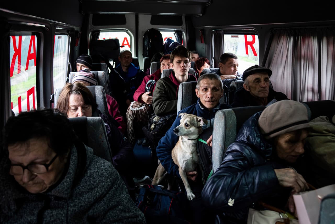 Un grupo es evacuado en autobús de la región de Donbas, en el este de Ucrania, este sábado 30 de abril.