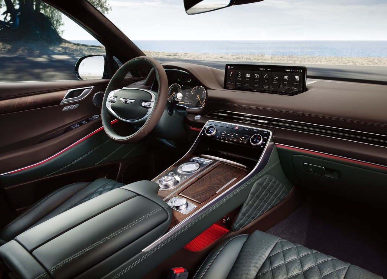 Su interior se centra en la belleza del espacio abierto, característico de la elegante estética arquitectónica surcoreana.
<br>
<br>El Genesis GV80 cuenta con un tablero de posición baja, una pantalla alargada de 14.5 pulgadas que descansa en el medio y una estrecha salida de aire que se extiende por todo lo largo. La consola central incorpora nuevos controles con pantalla táctil, reconocimiento de escritura y un selector de marchas giratorio que proporciona un balance entre simplicidad y glamur.