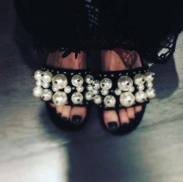 Las perlas son las mejores amigas de todas las mujeres y Galilea Montijo no es excepción. Un toque clásico y elegante.