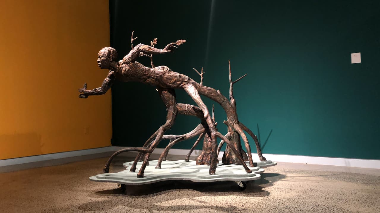 En la muestra resaltan esculturas asociadas a la naturaleza y el enlace con el ser humano.