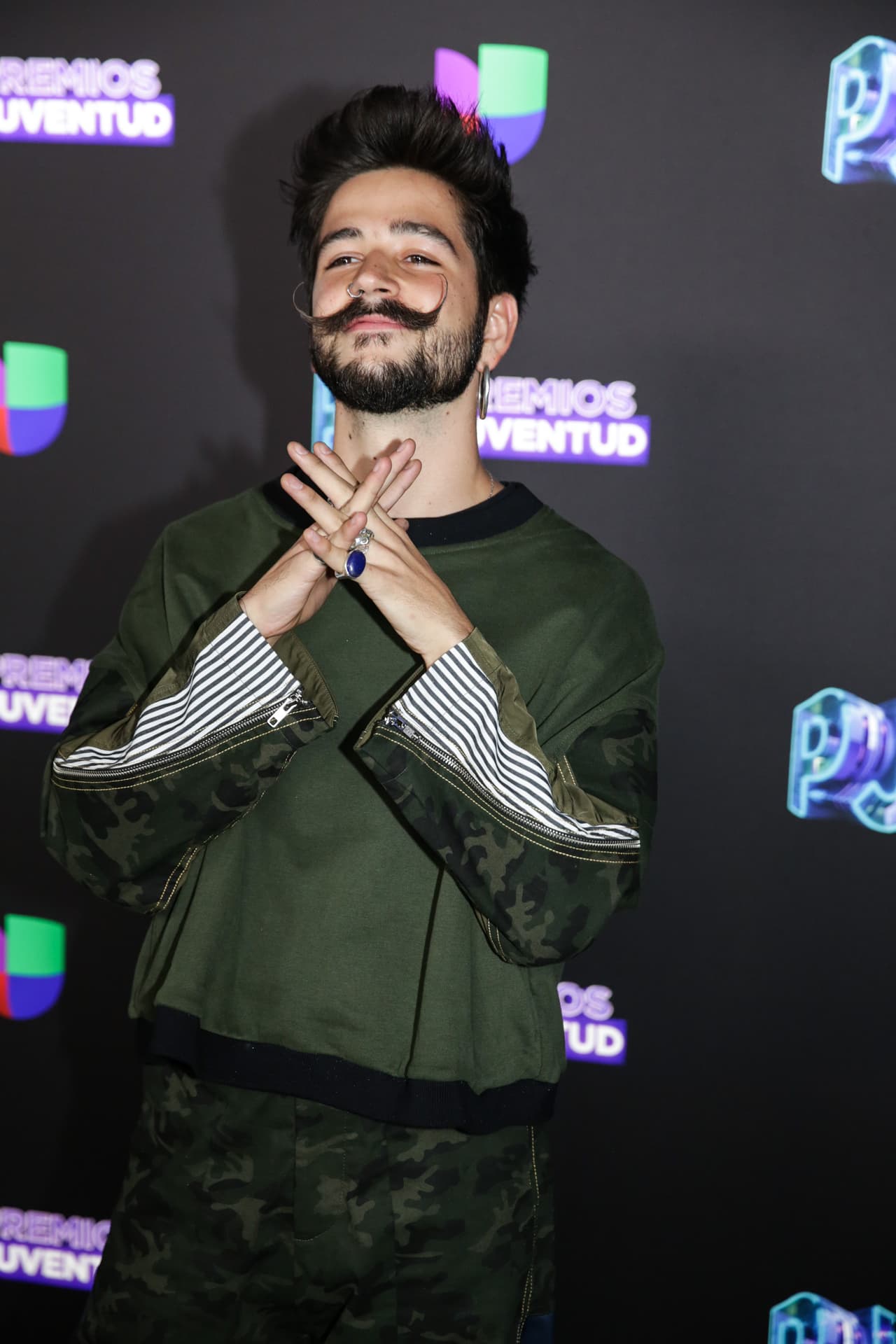 Los bigotes de Camilo y su arracada son su mejor accesorio.