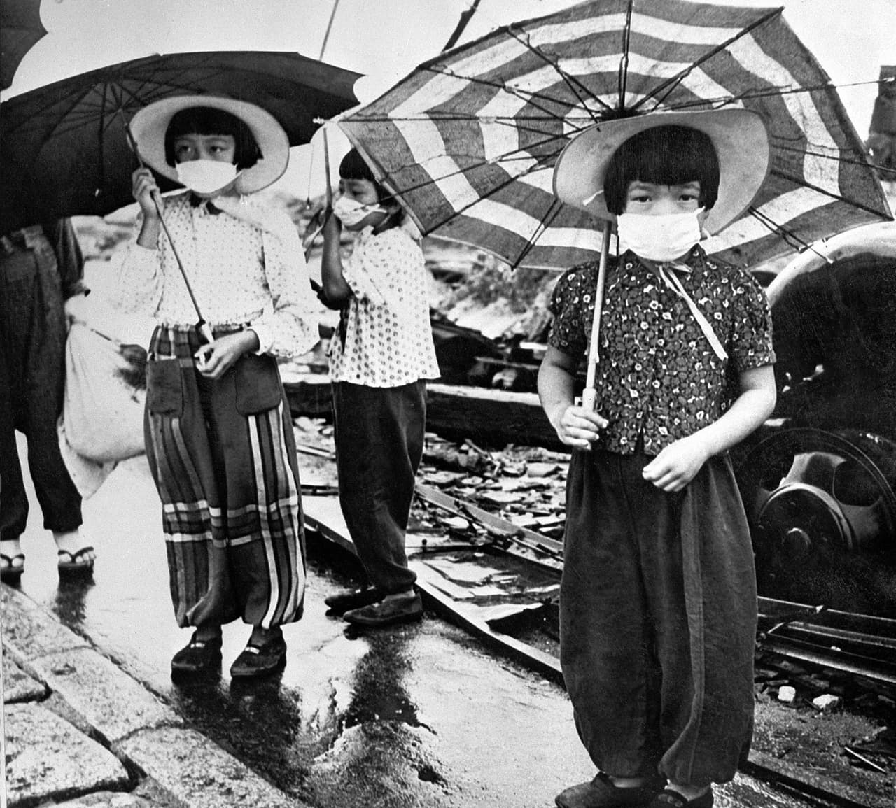 Esta foto, fechada en 1948, muestra a unos niños utilizando mascaras para protegerse de la radiación en la ciudad devastada de Hiroshima, tres años después del bombardeo del 6 de Agosto de 1945.
<br>
<br>Miles de personas murieron en los años siguientes por causa de la radiación.