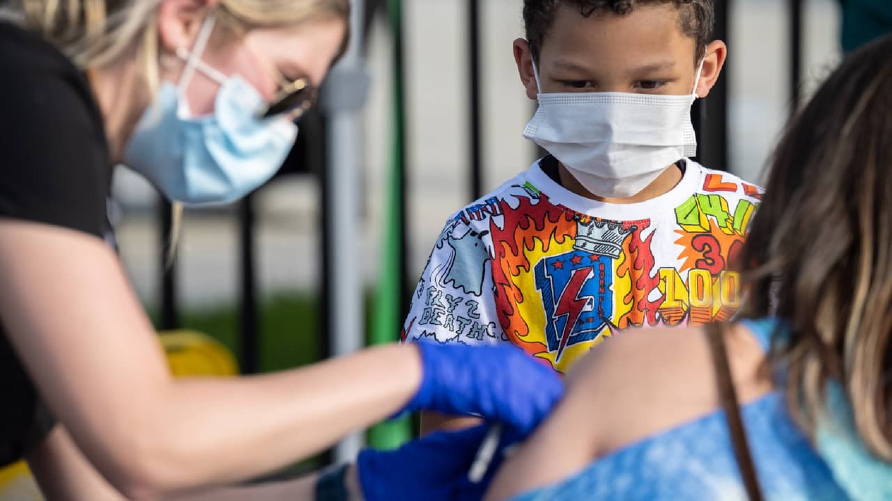 Médicos advierten sobre posibles riesgos de vacunar contra coronavirus a menores de 12 años