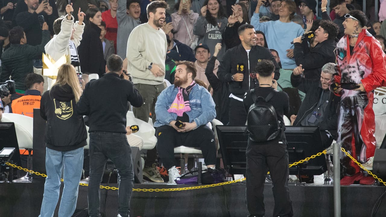 Mientras sus hijos parecían aburridos, Piqué gozó del evento.