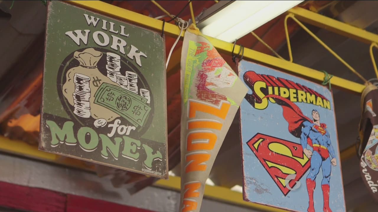 Un lugar en donde venden antigüedades de todo tipo.