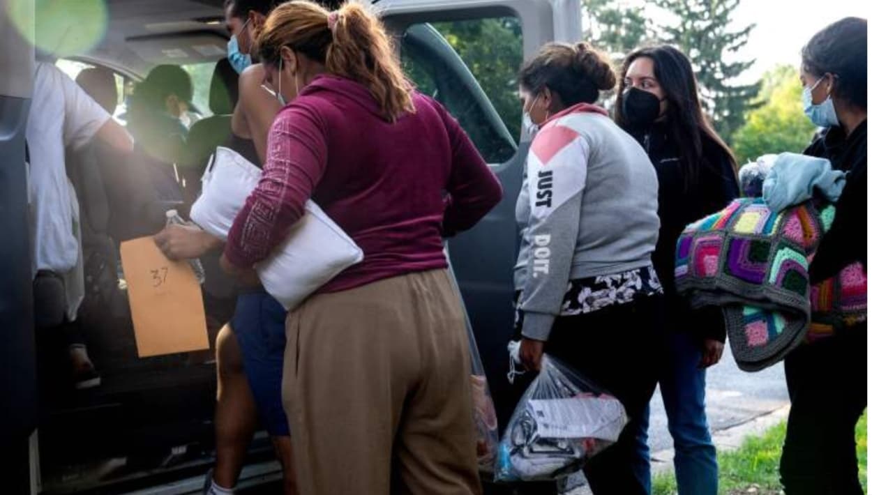 Migrantes en Chicago son alojados en habitaciones de hotel financiado por Illinois.