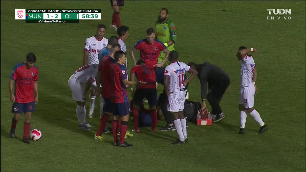 ¡Expulsión! El árbitro saca la roja directa a Boniek García.