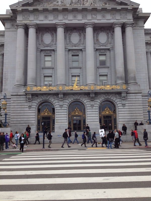 Manifestantes vuelven al Ayuntamiento de SF para exigir la renuncia del jefe de la Policía