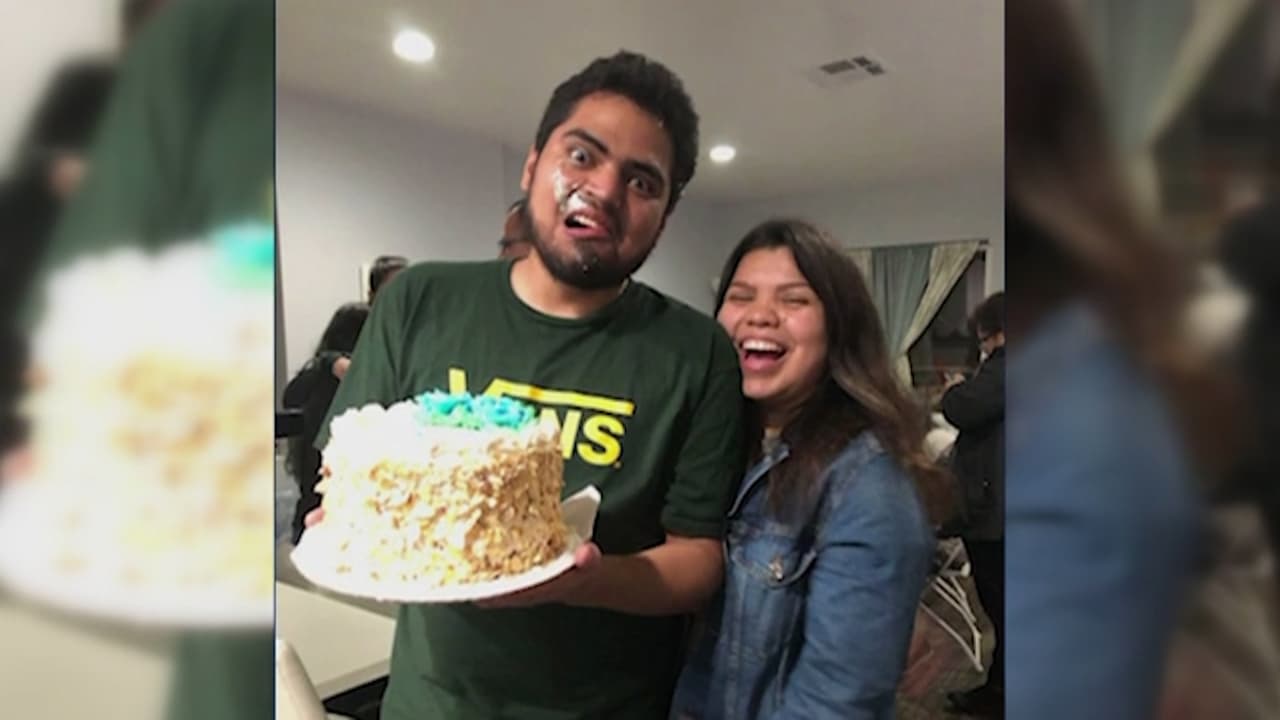 "No hay indicios de que se conocieran, pero mientras caminaban hacia la salida, parecían estar hablando. Justo más allá de los torniquetes de la estación, el sospechoso agredió a Oscar, quien cayó al suelo", según el comunicado del LASD.