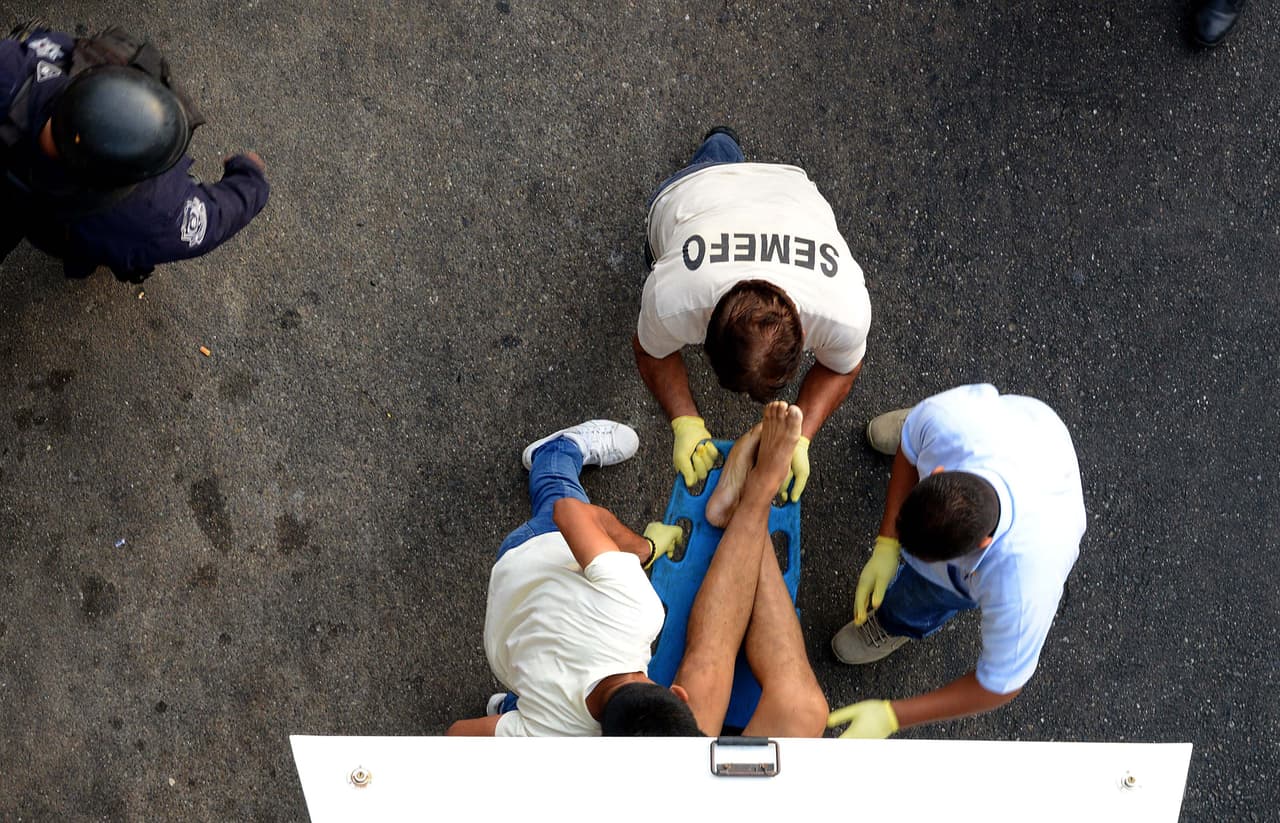 Según 
<a href="http://secretariadoejecutivo.gob.mx/docs/pdfs/nueva-metodologia/CNSP-V%C3%ADctimas-2018.pdf">cifras oficiales publicadas por el Secretariado Ejecutivo</a> del Sistema Nacional de Seguridad Pública (SESNSP), entre el 1 de enero y el 30 de junio de 2018 se cometieron 15,943 homicidios dolosos en México, más de los 
<a href="https://www.univision.com/noticias/asesinatos/mexico-rompe-record-historico-de-asesinatos-en-la-primera-mitad-de-2017">12,185 asesinatos que se habían contabilizado en el mismo período en 2017</a>, 
<a href="https://www.univision.com/noticias/asesinatos/con-70-asesinatos-por-dia-2017-se-convierte-en-el-ano-mas-sangriento-en-mexico-desde-1997">el año más violento que se había registrado hasta ahora</a>. En la fotografía, una víctima de la violencia en Acapulco, Guerrero, donde se cometieron 1,613 asesinatos en la primera mitad del año 2018.