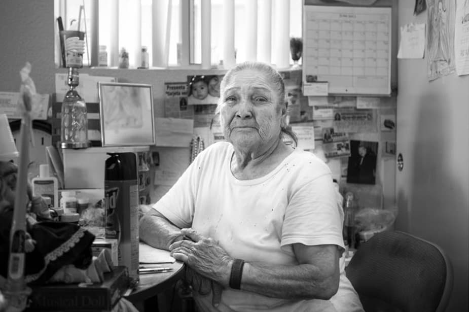 La exhibición ‘This is hunger’ muestra una foto de María Teresa, una mujer de 85 años cuya pobreza le impide seguir una dieta que le permita controlar su diabetes.