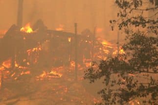 Incendio cerca de Yosemite provoca el cierre de vialidades.