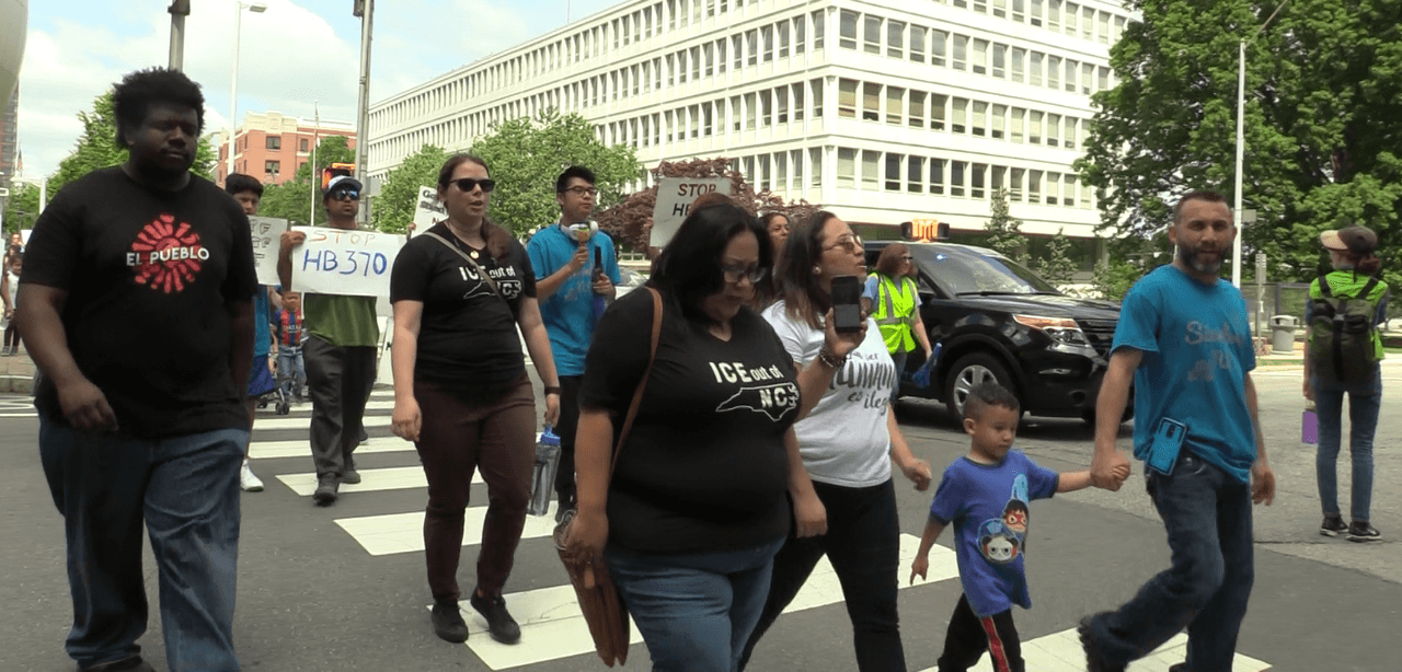 Tras la marcha de el 4 de mayo hacia la mansión del Gobernador, ya preparan la siguiente acción pública. Se trata de una vigilia propgramada para el 11 de mayo en las afueras de la mansión del gobernador donde el Colectivo NC con más de 20 organizaciones se reunirán para exigirle @Roy Cooper que no firme el proyecto de ley HB370 en caso de que avance por todos los comités de la Cámara baja en el estado.El sábado 4 de mayo, cerca de 200 hispanos marcharon hacia la mansión del Gobernador de Carolina del Norte, Roy Cooper, para pedirle que no apruebe propuestas de ley antiinmigrantes cuando lleguen a su escritorio.Las que más preocupan a la comunidad indocumentada por el momento, son la HB370 y la HB135, las cuales buscarían la cooperación entre los alguaciles de los Condados y la Agencia de Inmigración y Aduanas, ICE por sus siglas en inglés, lo cual desencadenaría de acuerdo a los activistas en un incremento en las deportaciones de inmigrantes sin documentos en Carolina del Norte.Madres, padres de familia, organizaciones y aliados de la comunidad alzaron las voces para exigir que el Gobernador Cooper los escuche.Durante la protesta, el Gobernador no hizo presencia, así como ninguna autoridad en representación del funcionario público.Esta marcha fue encabezada por la organización Siembra NC y apoyada por organizaciones aliadas como El Comité Popular Somos Raleigh y El Pueblo.“Quiero decirles a los que no pudieron venir hoy que habrá más oportunidades de apoyar y que no podemos quedarnos callados porque estas leyes afectarían a nuestras familias”, indicó en entrevista para Univision una de las manifestantes.