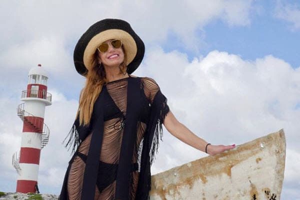 A Lili le encanta ir a la playa, este bikini le sienta muy bien y con los accesorios le agrega un toque de elegancia.