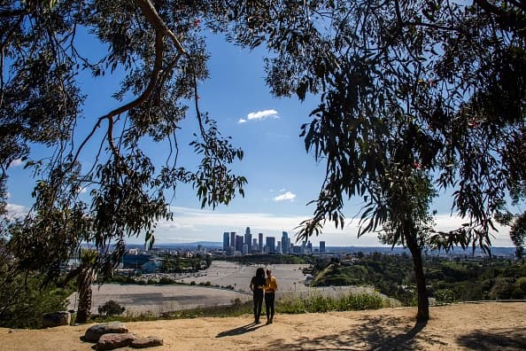 <b>¿Caminatas? Sí, pero en solitario o en pareja</b>
<br>Si bien es cierto que algunos parques públicos han sido cerrados, algunos espacios públicos al aire libre permanecen abiertos con ciertas limitaciones: • Es importante guardar la distancia social, mínimo dos metros de distancia, cuando salgas a caminar • Es necesario recordar que mientras menos personas estén juntas, menos posibilidades existen de que haya contagios del coronavirus.