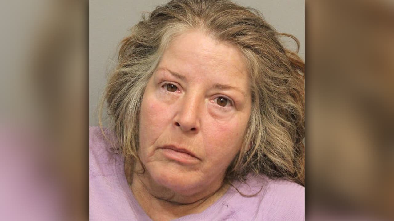 Una mujer de 53 años, identificada como Lillard Harsh, fue arrestada y enfrenta el cargo de posesión de una sustancia controlada. Presuntamente tenía metanfetaminas en su poder. Se le impuso una fianza de 1,500 dólares.