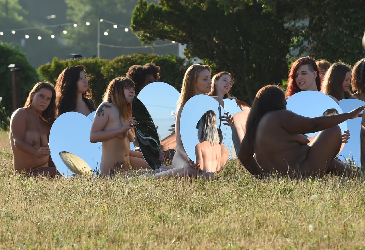 El concepto de la obra en la que mujeres desnudas portando espejos circulares envían reflejos a la Convención, se relaciona -según se lee en la página del artista- con el conocimiento y sabiduría que estas mujeres progresistas poseen.