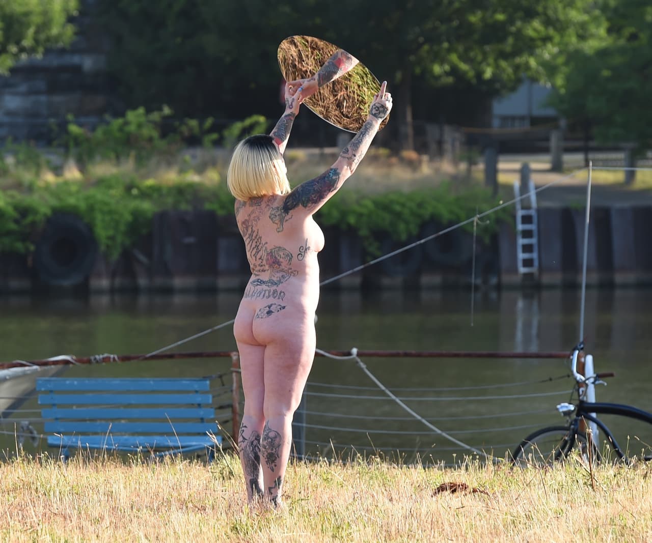 "Pero había -destaca Tunick en su sitio web- 1,800 mujeres dispuestas a mostrarse desnudas frente a la escalinata de la convención para hacer arte con lo que podría ser el tema más controversial en esta carrera presidencial, el cuerpo femenino".