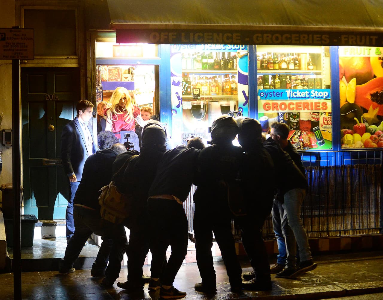 Los paparazzi no perdieron oportunidad de captar este momento.