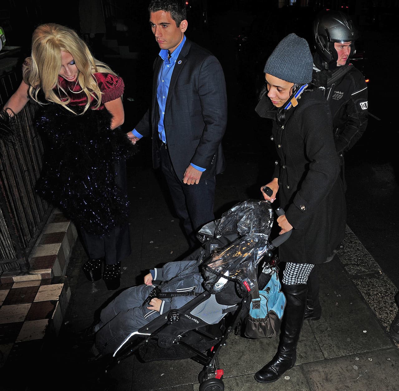 Así que antes de retirarse a su mansión, pasó a la tienda a hacer unas compras.